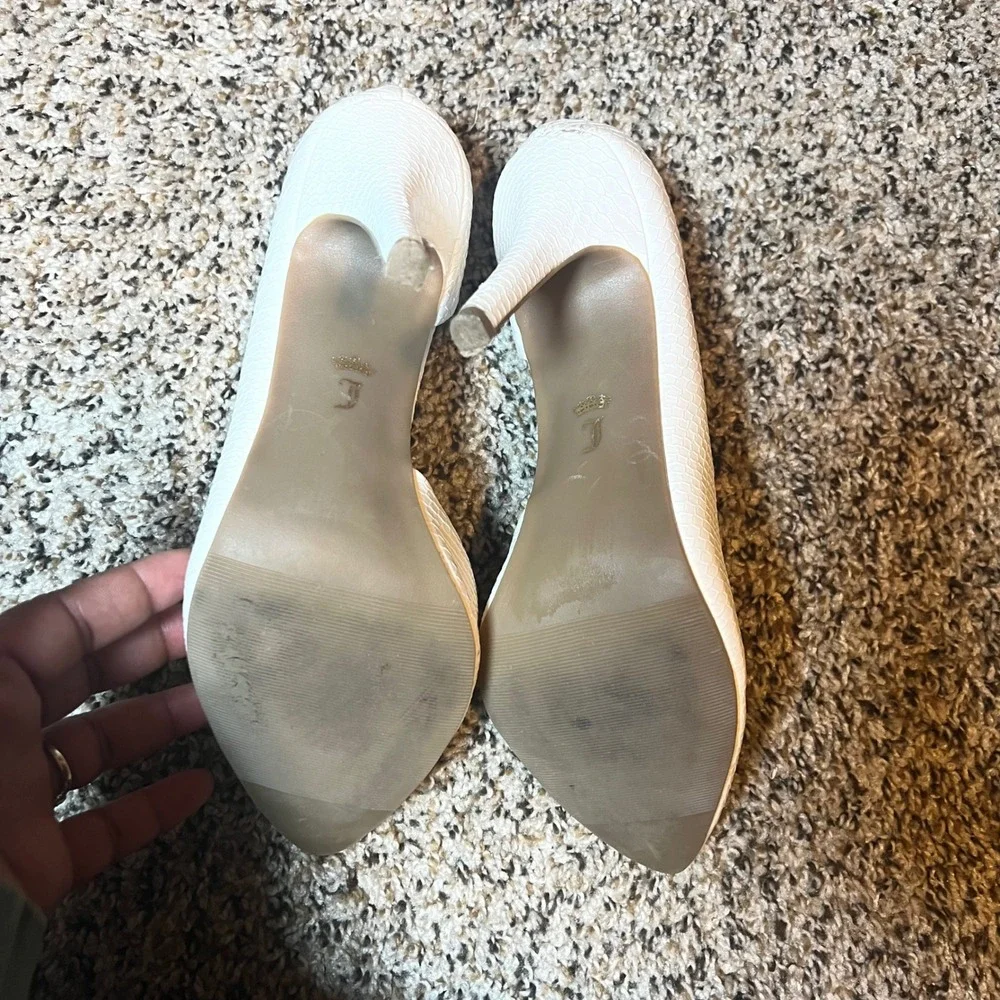 Juicy Couture White Heels Stiletto Pointed Toe Pumps Shoes‎ Size 9